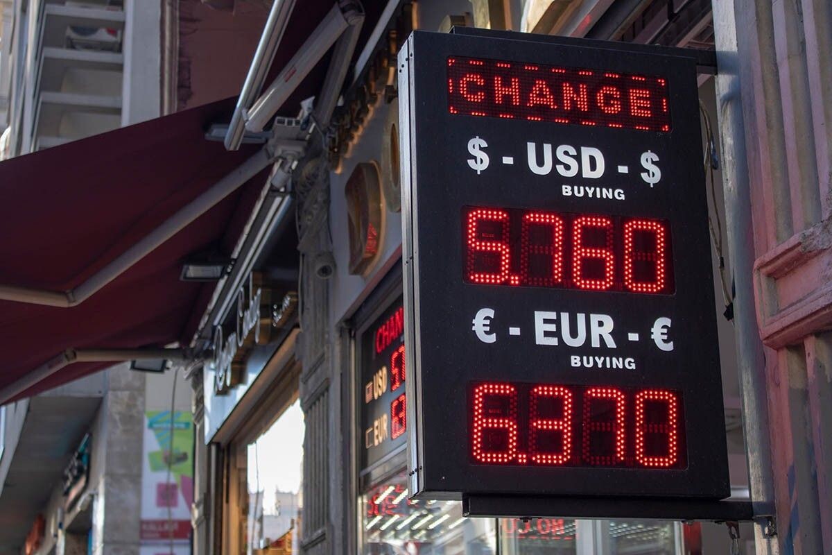 Куда бы вы ни поехали, возьмите с собой доллары — эту валюту практически везде можно обменять на местные деньги. Источник: NMTD MEDIA / Shutterstock / FOTODOM📷
