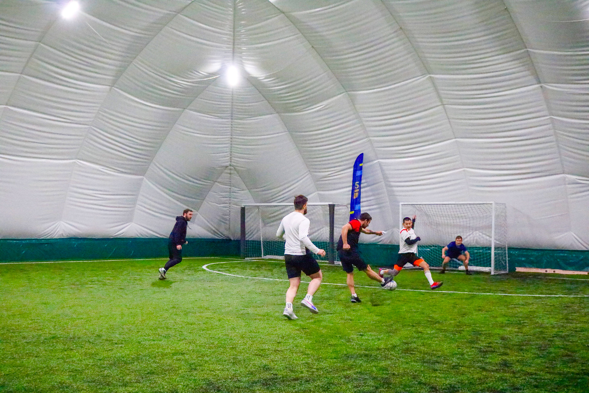 Игрок команды Академия Инферно наносит удар по воротам.