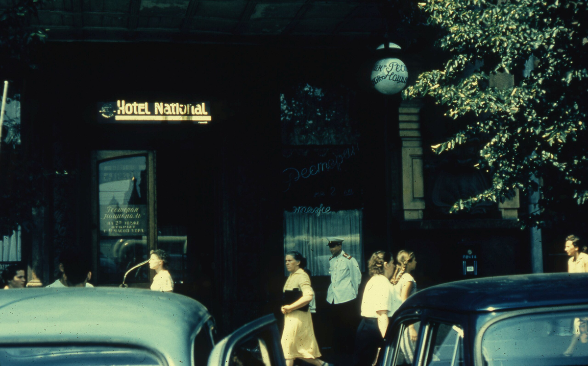 Вход в гостиницу и ресторан, 1958 год.