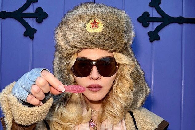     Певица Мадонна в шапке-ушанке с советской кокардой посетила выставку российских художниц