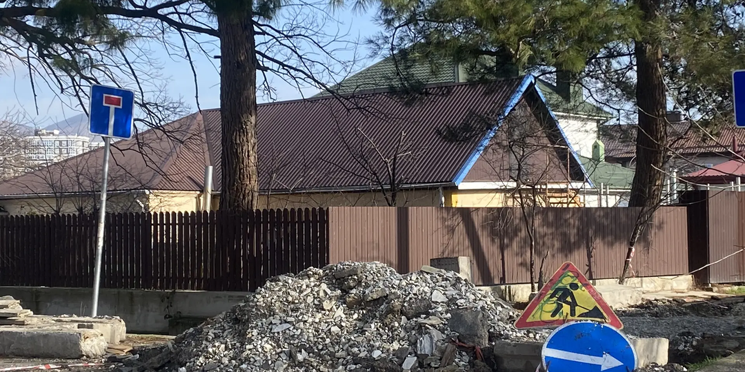 Раскопали, а чинить собираются? Проезд через мост в Новороссийске по-прежнему закрыт