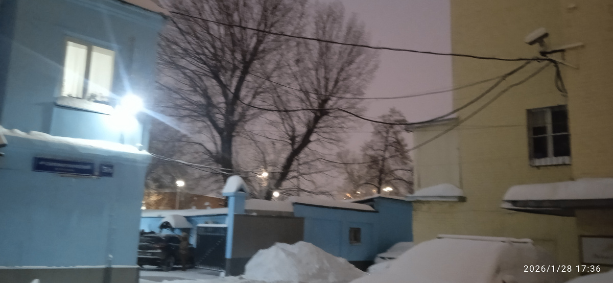 Голубой дом - где магазин "Будь готов!", желтый- дом, где жила Ольга. Фото автора. 