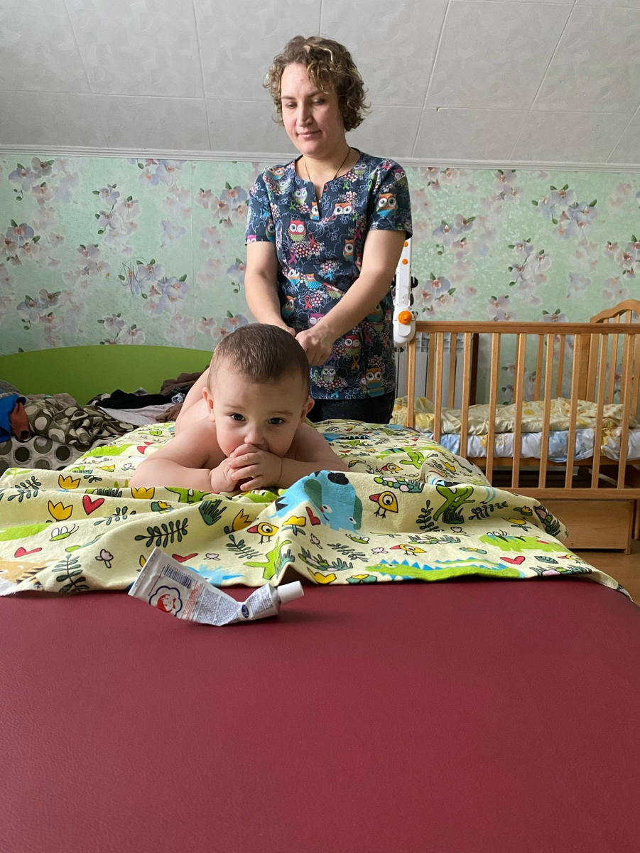 Анастасия делает массаж в Смоленском доме для мамы