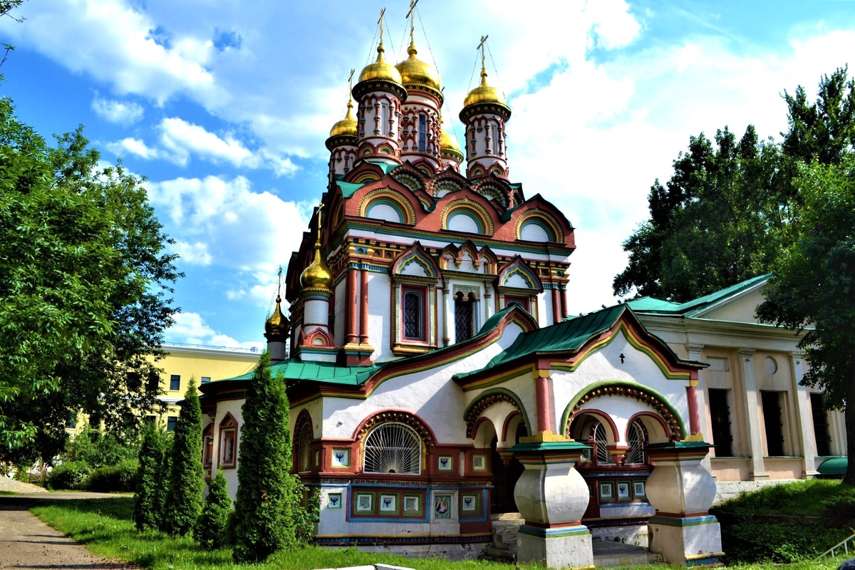 Храмы Москвы. Церковь Николая Чудотворца — яркое и нарядное разноцветное чудо на Берсеневке.