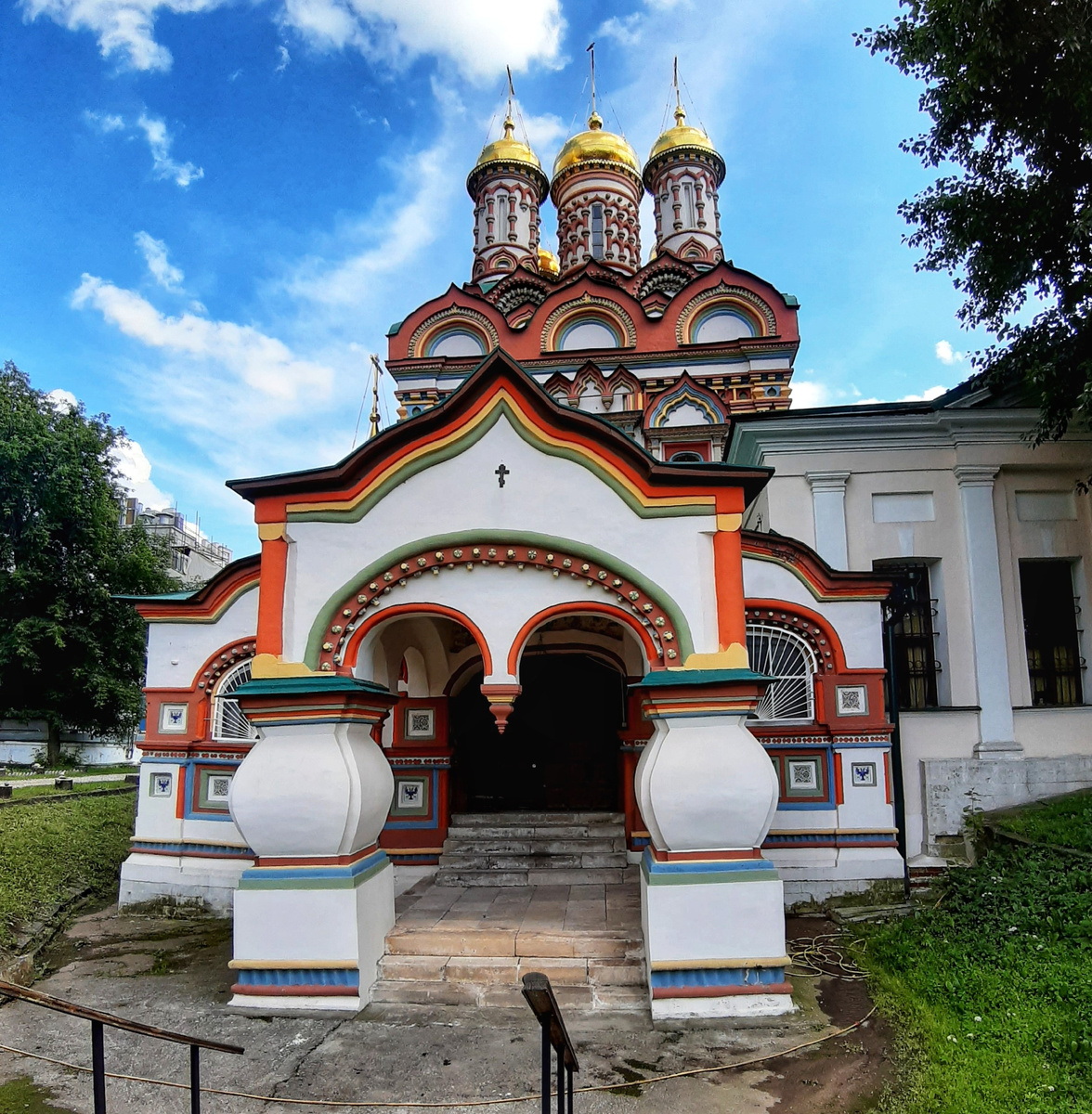 Храмы Москвы. Церковь Николая Чудотворца — яркое и нарядное разноцветное чудо на Берсеневке.