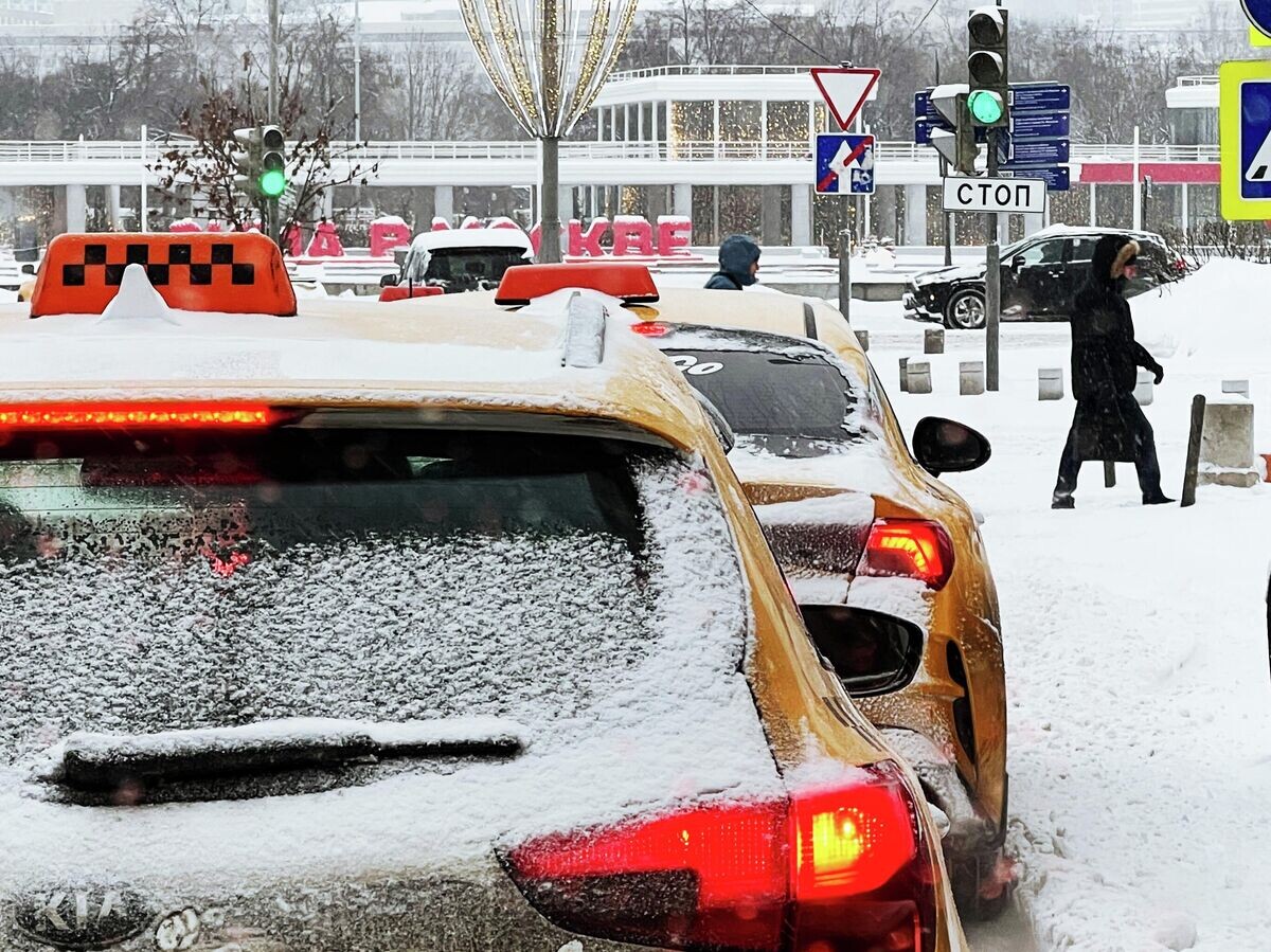   Движение транспорта во время снегопада в Москве | © РИА Новости / Наталья Селиверстова