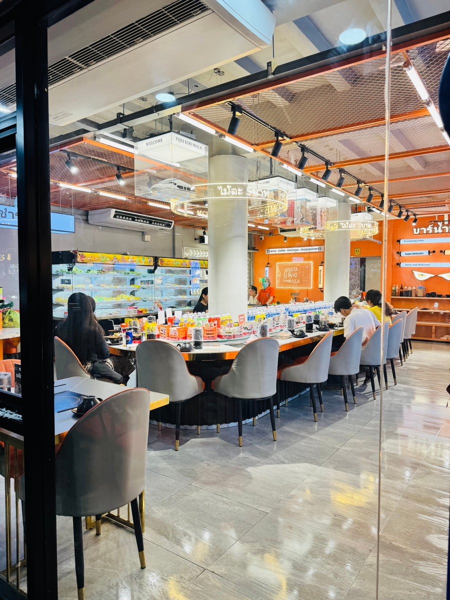 С улицы хорошо виден этот общий стол с едой