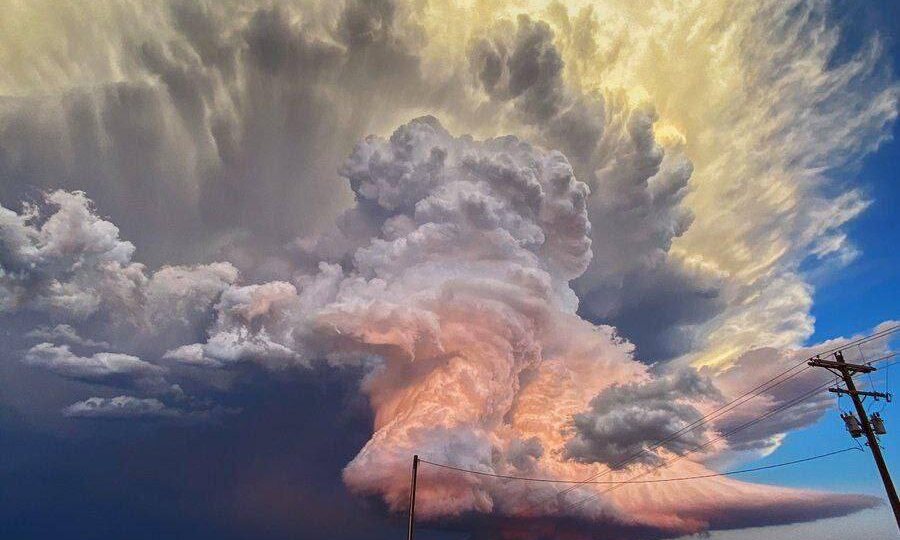 Несколько лет назад фотограф Лора Роу сделала этот снимок суперячейки