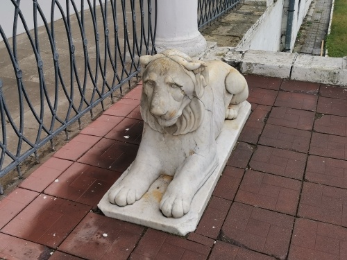 Львы охраняют дворец