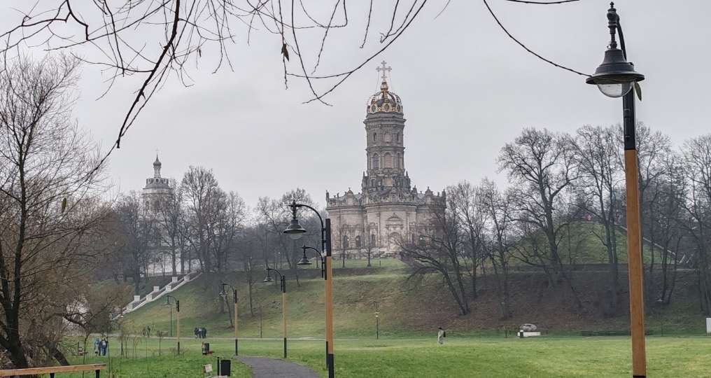 Дубровицы. Интересная усадьба, потрясающей красоты церковь и прекрасное место для прогулки.