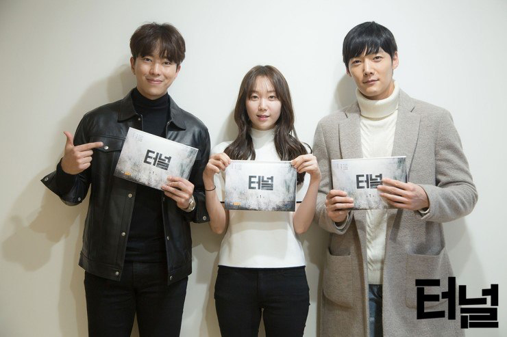 Актеры ,исполняющие главные роли на чтении сценария дорамы «Туннель»