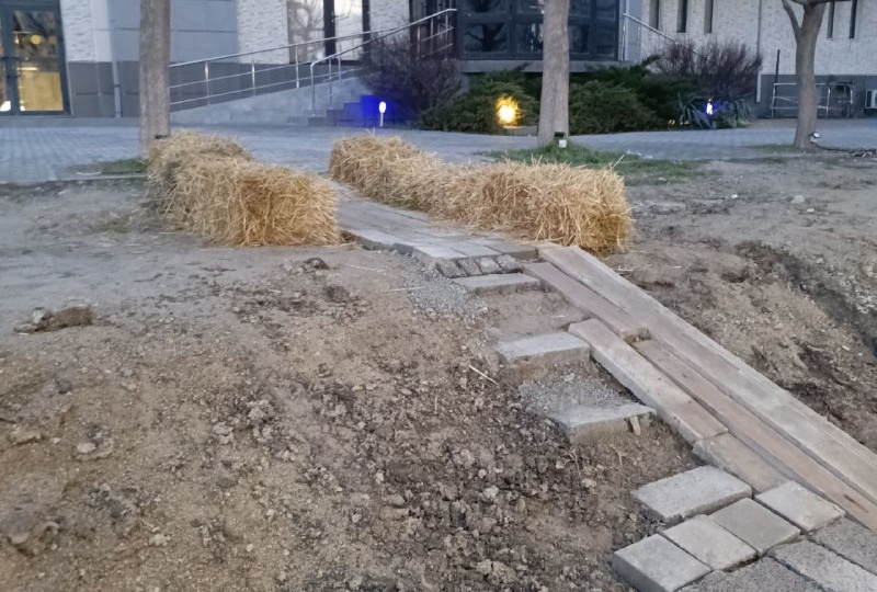 Спуск на тротуар через грязь! Новороссийцы поблагодарили за благоустройство