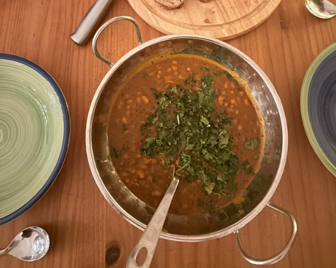 Фасоль по рецепту Бапы с домашним хлебом на закваске, испеченным мужем Сони, Джеймсом.