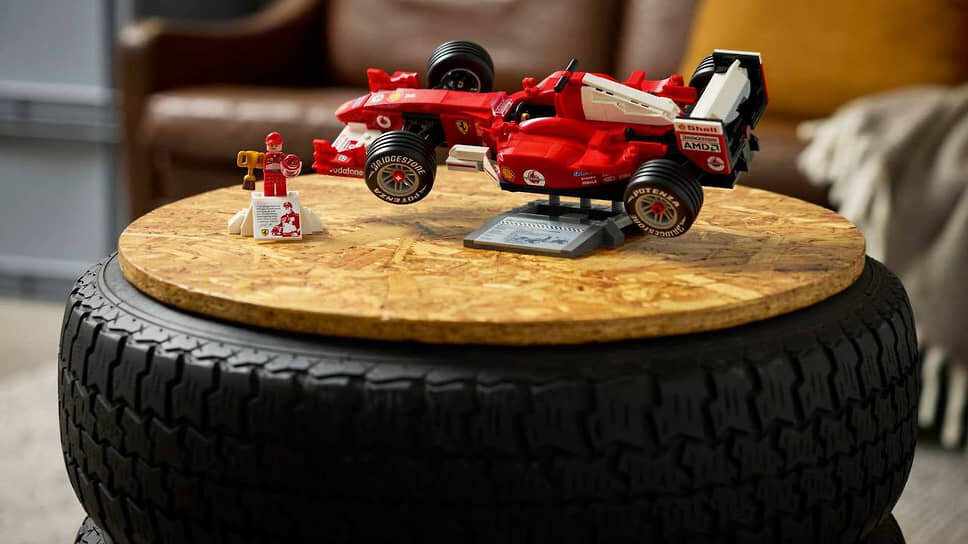 Ferrari F2004 с фигуркой Михаэля Шумахера.📷Фото: Lego