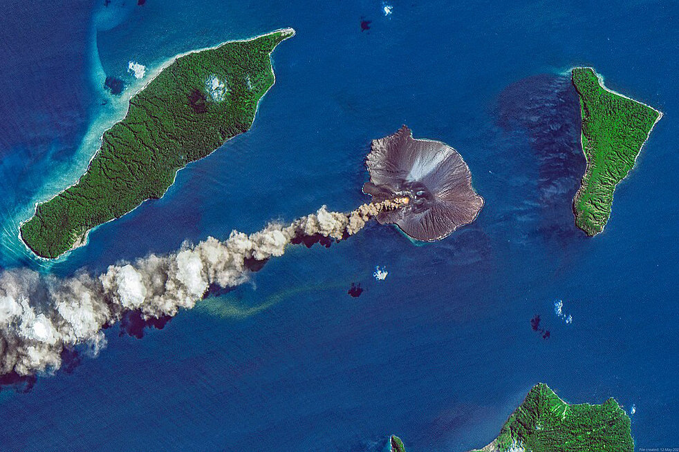 На месте уничтожившего самого себя вулкана спустя несколько десятилетий образовался новый вулкан — Анак-Кракатау. Он поднялся в центре трёх островов и несколько раз разрушался морем, но постепенно окреп и продолжает расти, прибавляя почти по семь метров в высоту каждый год. Фото: Pierre Markuse / Wikimedia