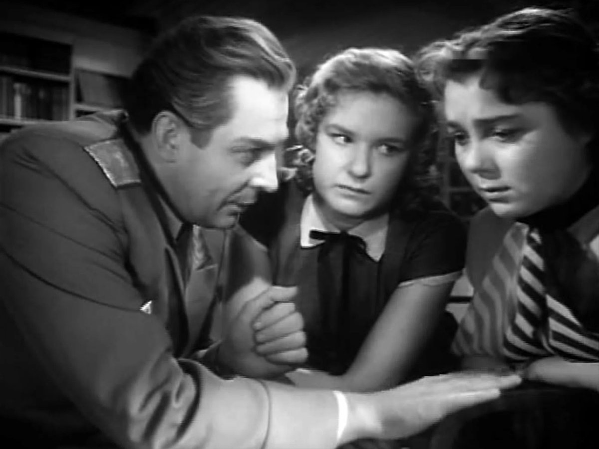    В 1954 году Харитонова окончила Школу-студию МХАТ (курс С. К. Блинникова и Г. А. Герасимова)