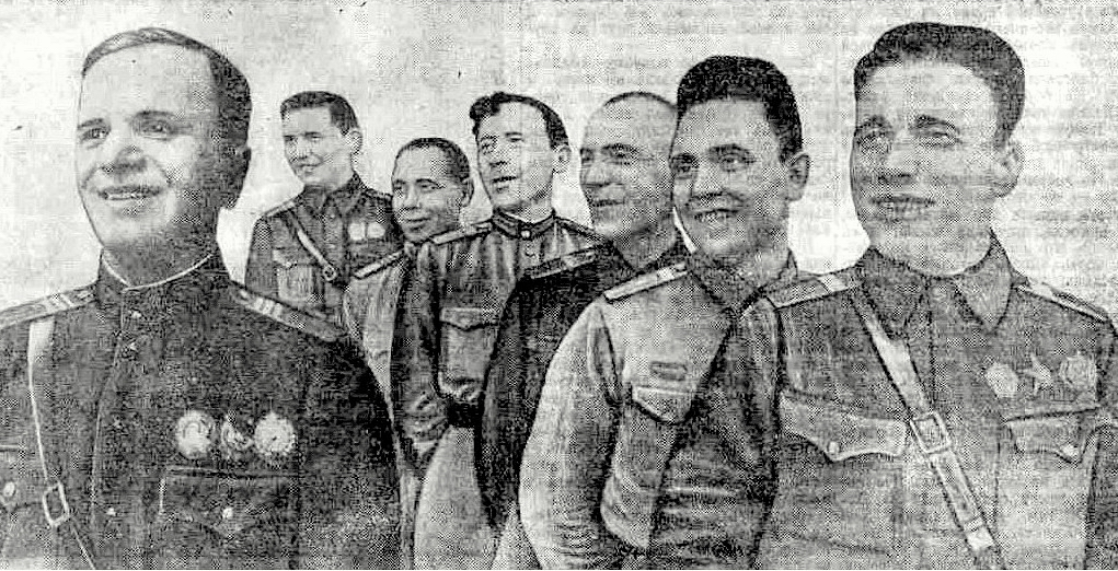 Снимок фронтовой прессы. Ратаев крайний справа