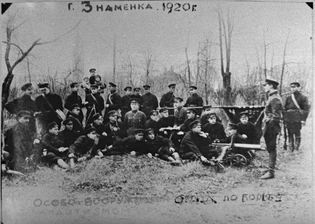 Красноармейцы (особый вооруженный отряд по борьбе с бандитизмом) ранее проводившие зачистку Холодного яра от повстанцев работают в Черном лесу