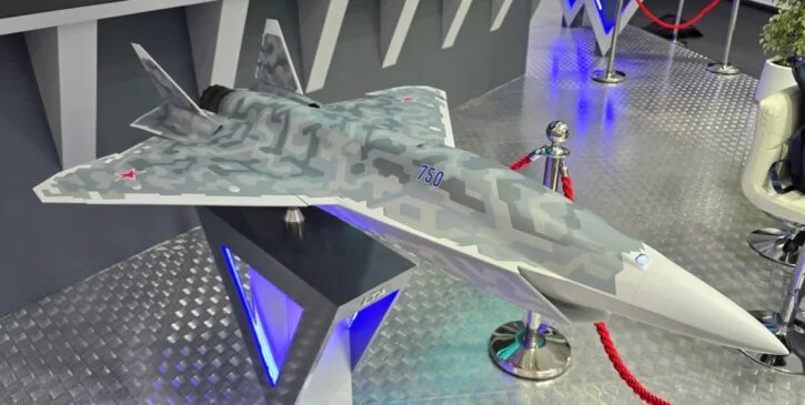 Макет беспилотного варианта Су-75 на Дубайском авиасалоне, ноябрь 2025 года. Источник: Michael Jerdev / Михаил Жердев, https://t.me/aviasalonmaks/22089