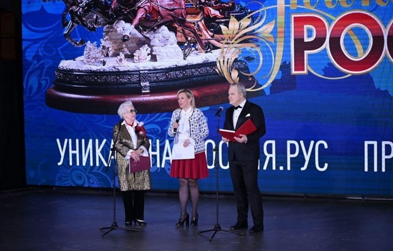   Парад Дедов Морозов, Мария Захарова, современные художники и ювелиры: выставка-форум «Уникальная Россия» торжественно открылась в «Гостином дворе»