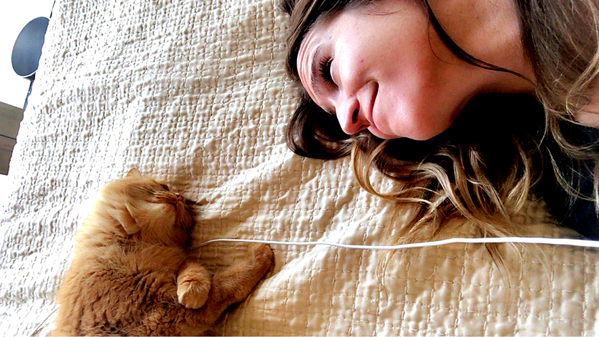 Как классно вот так вдвоем лежать и смотреть друг на друга...