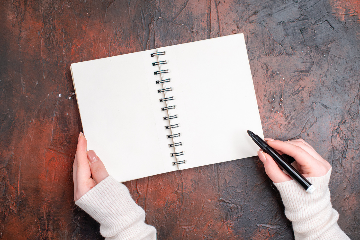 Я долго жила в состоянии «понимаю, но не делаю». Ругала себя, читала книги, но снова замирала. В этом тексте — не теория, а мои реальные эксперименты, которые помогли сдвинуться с места. Это история о выходе из цикла самосаботажа.А вы сталкивались с таким?