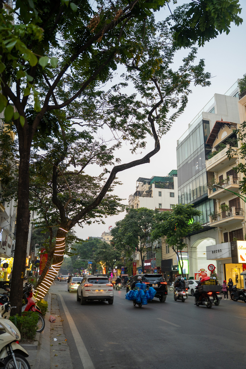 Мне кажется я влюбилась в Ханой в тот же миг как вышла на улицу и огляделась. Именно вот в этом месте. 