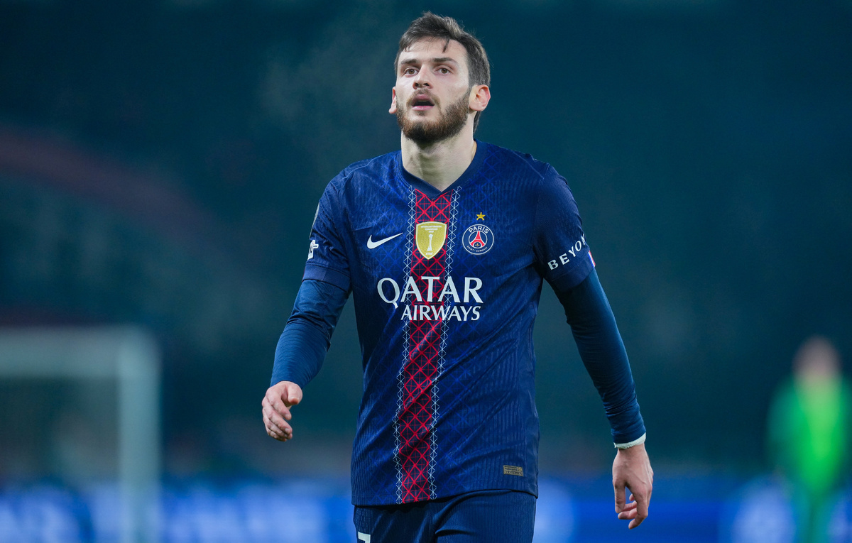    Нападающий "Пари Сен-Жермен" Хвича Кварацхелия  Franco Arland/Getty Images