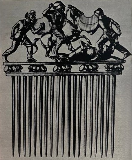 Золотой гребень с изображением сцены боя. Из скифского кургана высотой в 18 метров, в Солохе, на север от Азовского моря. Степные конные племена первыми начали носить длинные штаны, похожие на современные брюки: в них было удобнее ездить верхом