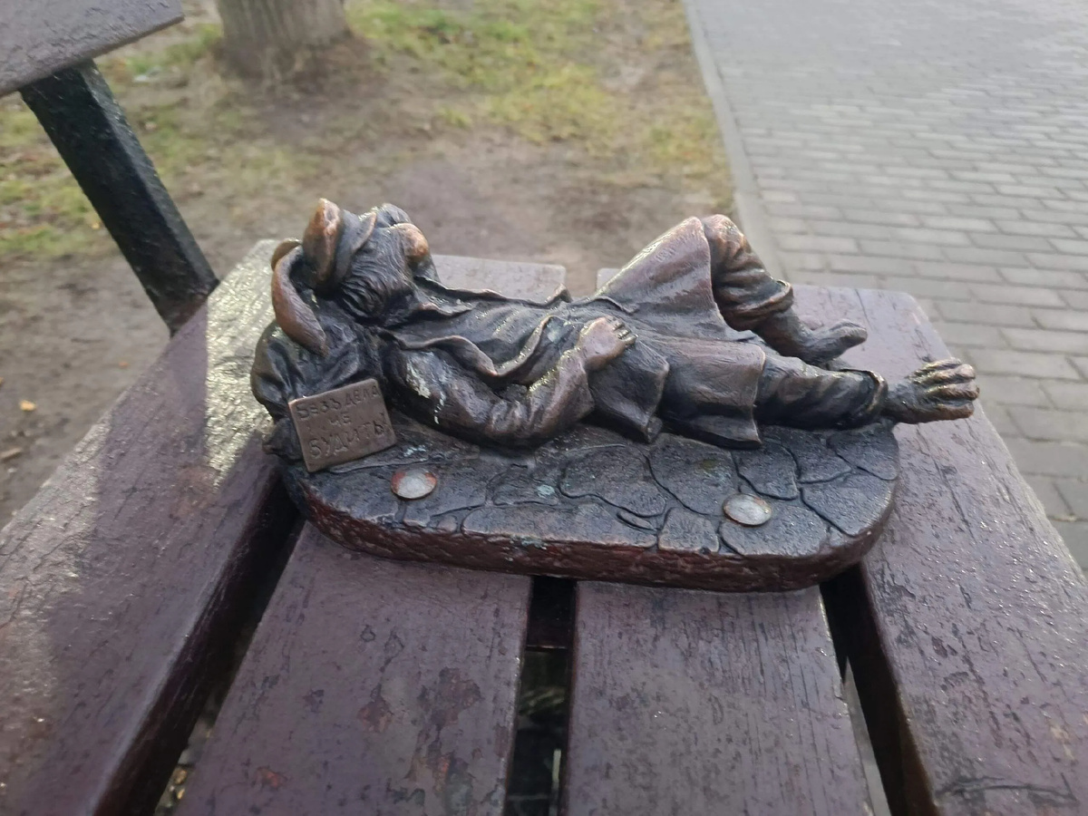 Заяц- Зимогор. Люди любят присесть рядом с зимогором и потереть ему нос.