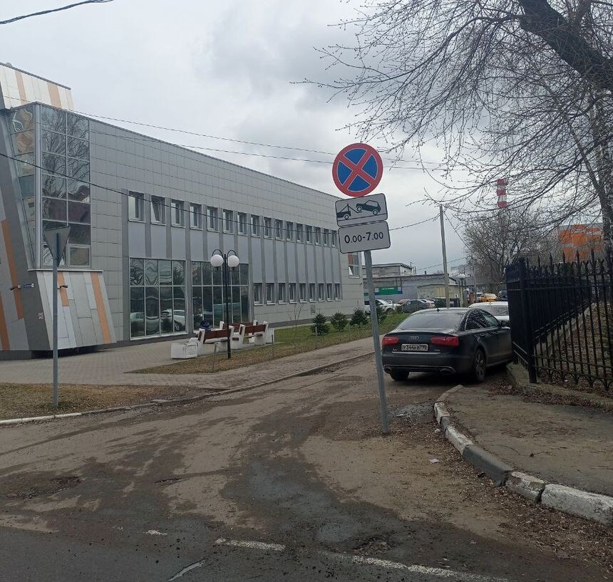 Первоначальное расположение знаков. Съемка 04.04.2024. По мнению ГАИ, никакого нарушения в такой установке нет.