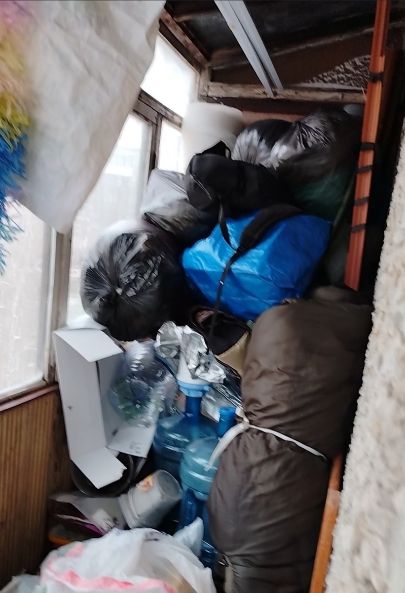 Примерно так выглядела вся квартира сестры, когда мы начали наводить в ней порядок. Вещи превратились в настоящих хозяев и почти не давали дышать... 