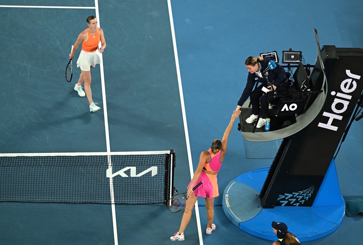    Арина Соболенко, Элина Свитолина и судья матча. Reuters