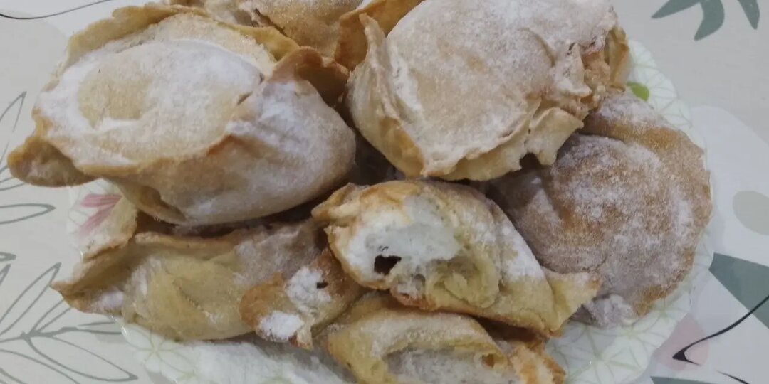 Пирожные с начинкой из белков и изюма