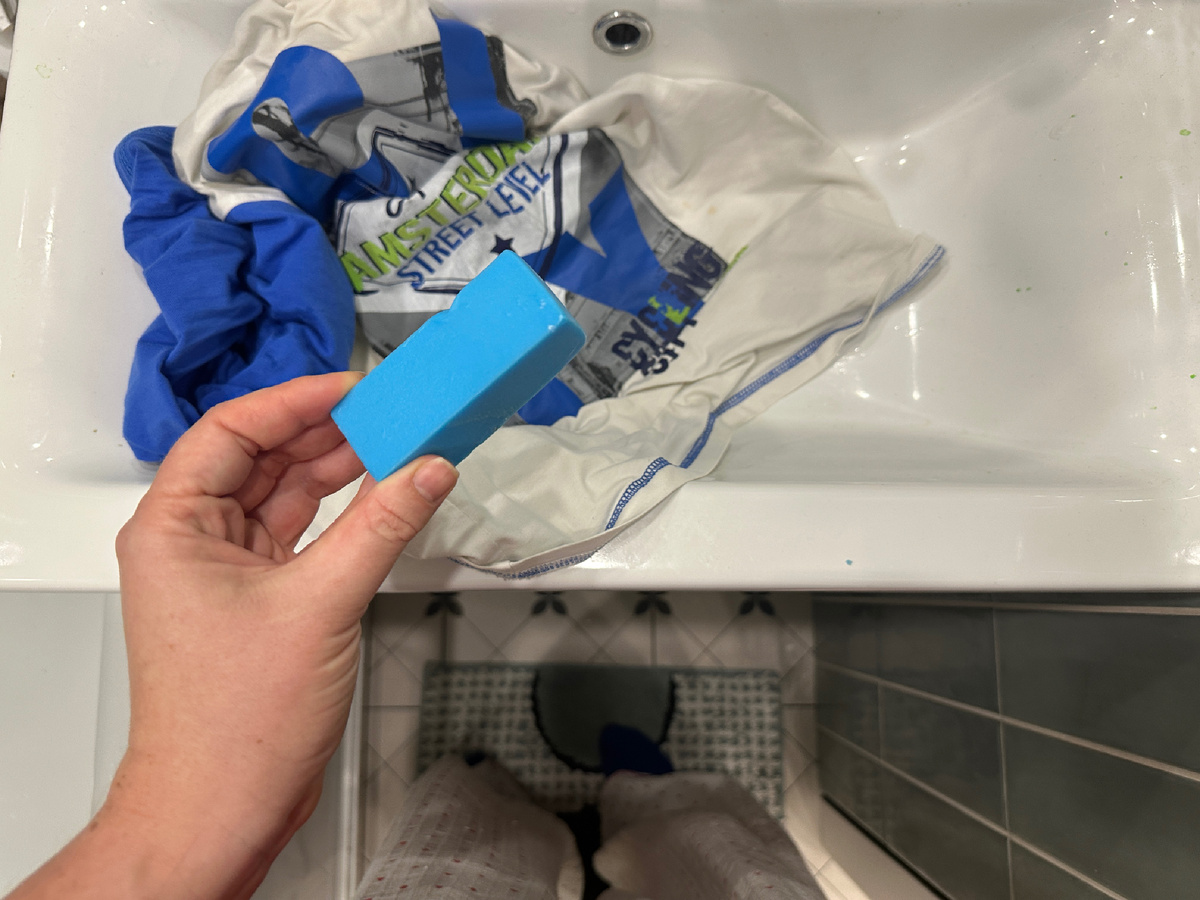 Корейский карандаш от пятен. А вы знали, что нельзя допускать высыхания таких карандашей на одежде? Я так один раз испортила свой тренч