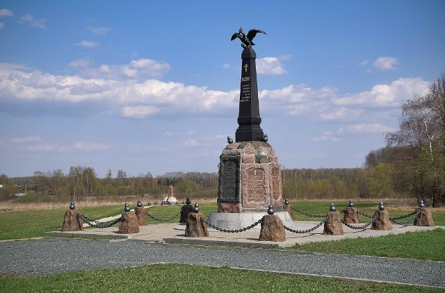 Памятник 2-й гренадерской генерала К. Мекленбург-Шверинского и 2-й сводно-гренадерской генерала М. С. Воронцова дивизиям. Ссылка: https://vk.com/wall-65744860_5248 Гренадерская рота 2-го батальона Астраханского гренадерского полка находилась в составе 2-й сводно-гренадерской дивизии генерала М. С. Воронцова 8-го пехотного корпуса 2-й Западной армии и почти полностью погибла в сражении при Бородине. Сам Астраханский гренадерский полк участвовал в Шевардинском бою, в сражениях при Бородине (потерял 175 человек убитыми, в том числе командира полка полковника Буксгевдена, 438 ранеными и 61 пропавшими без вести). Ссылка: https://ru.wikipedia.org/wiki/Астраханский_12-й_гренадерский_полк и https://dzen.ru/a/aK2uVYQHz184jjkb