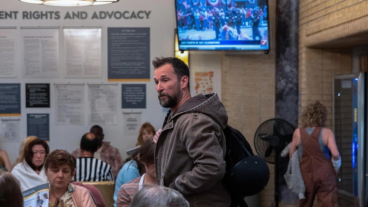    Кадр из сериала «Питт», реж. Дэмиэн Маркано, Аманда Марсалис, Джон Камерон и др., HBO Max