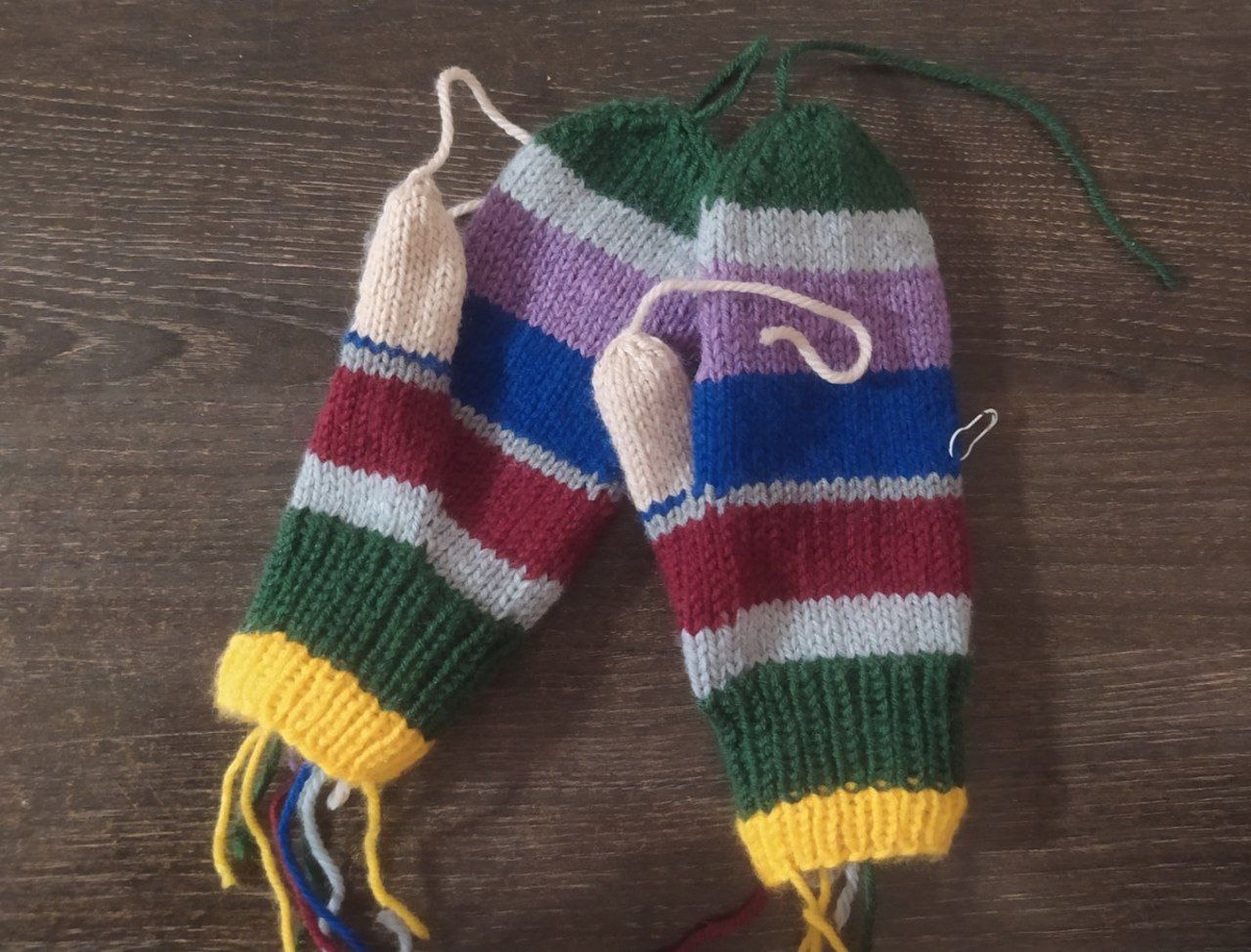 Закулисье. Связанные варежки. Осталось спрятать кончики нитей. Фото автора