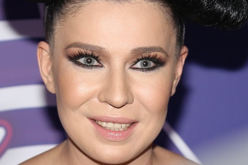     Певица Ёлка тайно вышла замуж и показала обручальное кольцо: видео