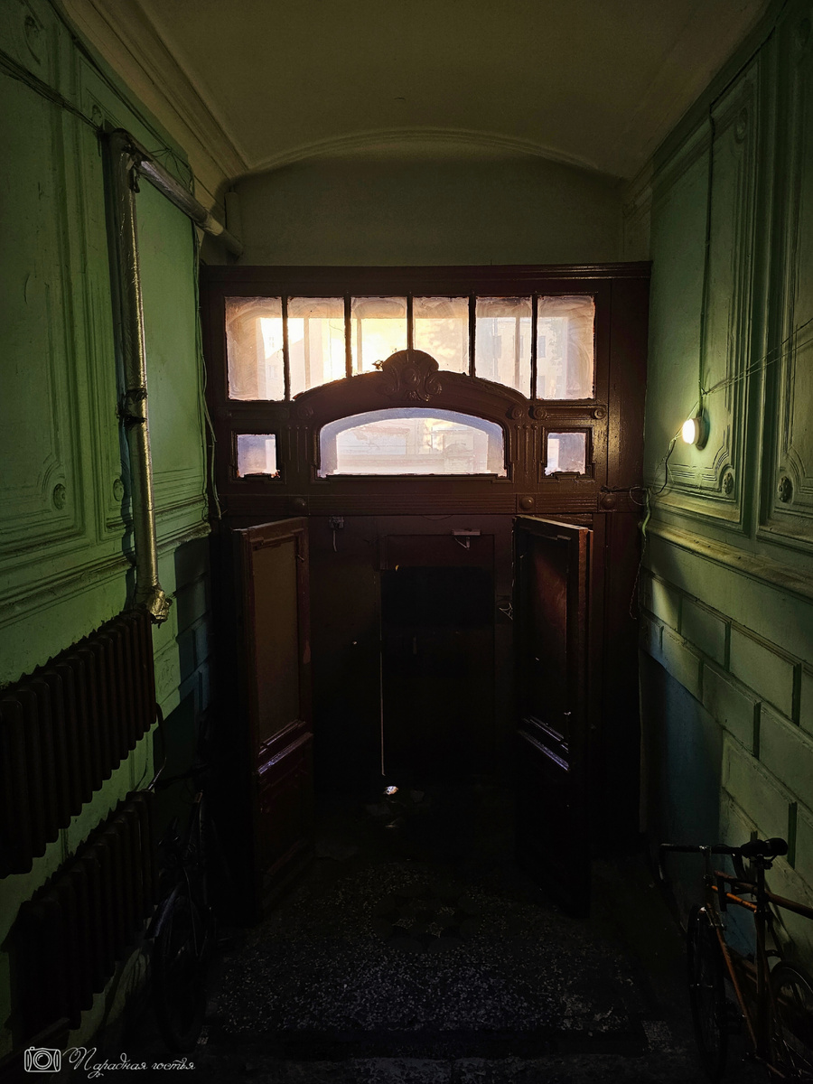 В этом доме сохранилась историческая входная группа. Фото: Парадная гостья