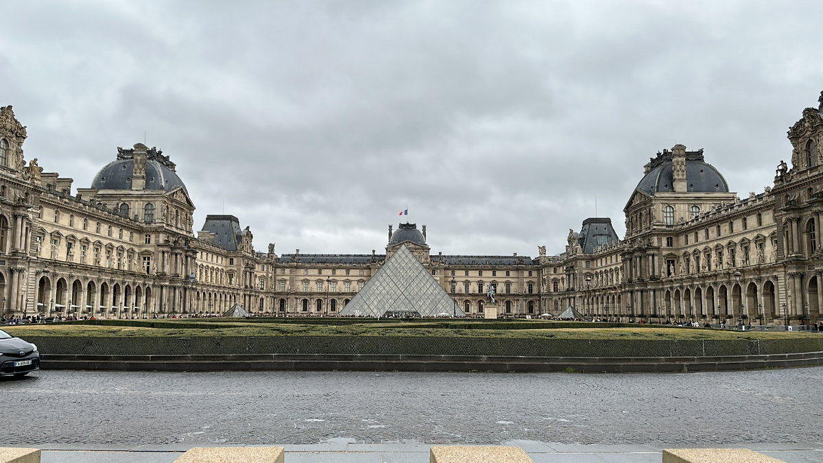 Знаменитая стеклянная пирамида Лувра