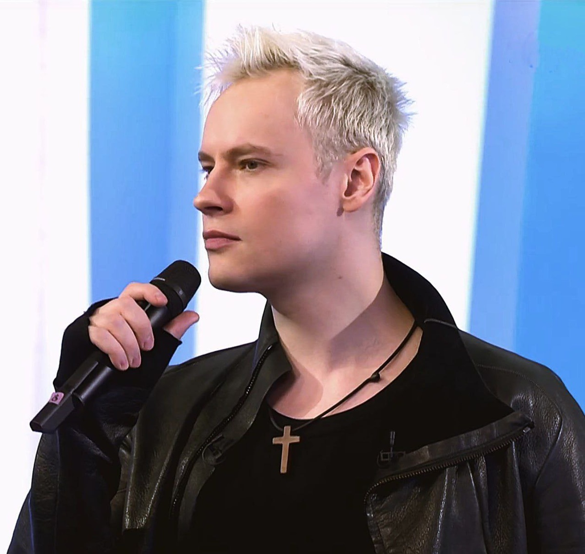 Мимо SHAMANа ни один человек с нарушениями психики пройти спокойно не может. Таких в принципе все идеальное раздражает. Из интернета 