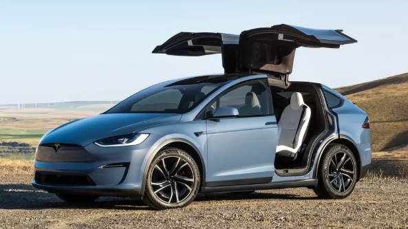 Tesla Model X. Первые поставки начались в сентябре 2015 года, и Илон Маск заявил, что Tesla продолжит поддерживать текущих клиентов Model X и Model S.