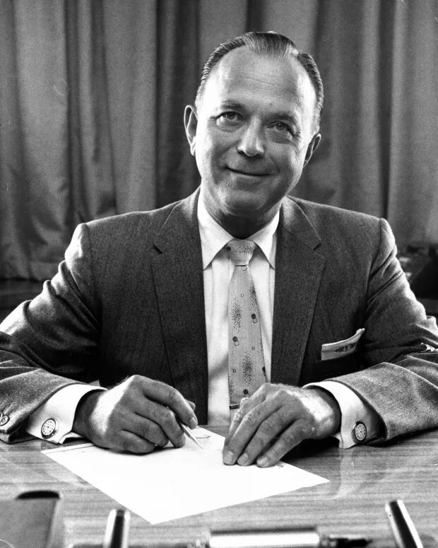 Рэй Крок подписывает документы офис 1960-е