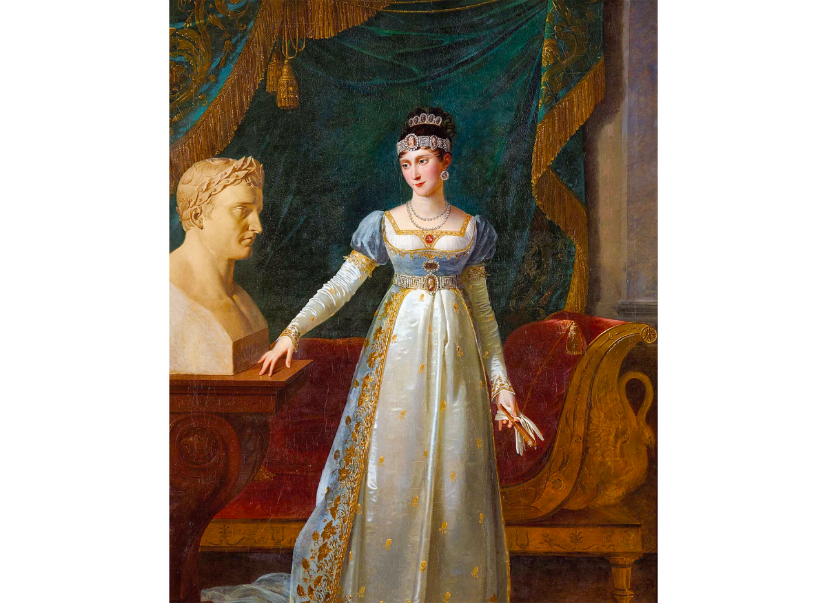 Полина Бонапарт — та самая красавица с портрета Робера Лефевра, где она позирует рядом с бюстом брата, Наполеона. Свою внешность она берегла как капитал: диктовала моду, обожала драгоценности, выбирала тиары и украшенные камнями аксессуары, носила лёгкие, почти прозрачные платья, заставлявшие свет говорить о ней громче любых титулов. В её уходе за собой важное место занимали «молочные ванны» — ради мягкой, белой кожи. А дальше начинается уже салонная легенда: будто бы, оказавшись в доме без купальни, Полина велела пробить отверстие в потолке и полить её молоком сверху — чтобы не отказываться от ритуала ни при каких обстоятельствах.