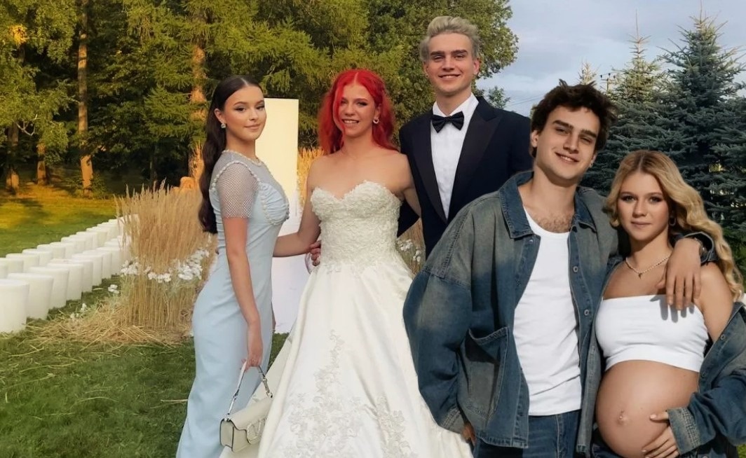 И чем дальше она от соревновательного льда, тем интереснее становится наблюдать, как именно складывается ее новая реальность.