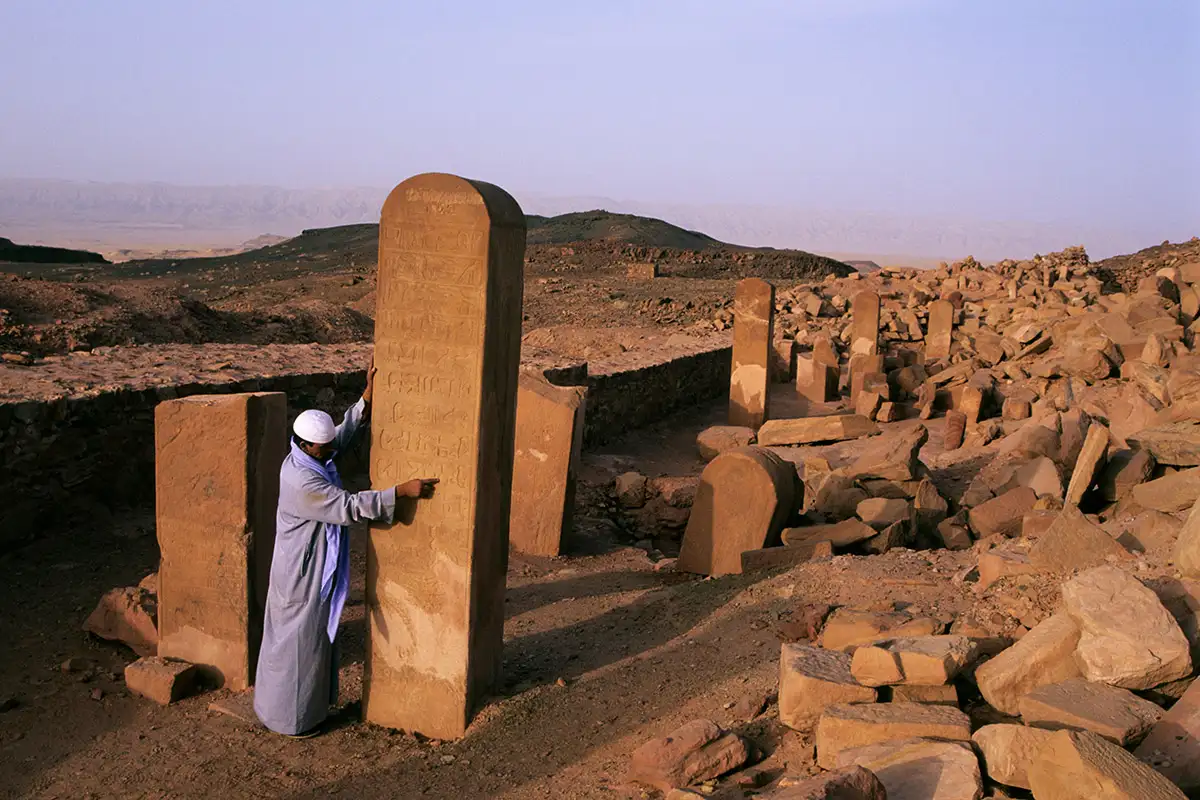 Тексты, выгравированные в Серабит-эль-Хадим в Египте, могут быть основой финикийского алфавита / Hemis, Alamy Stock Photo