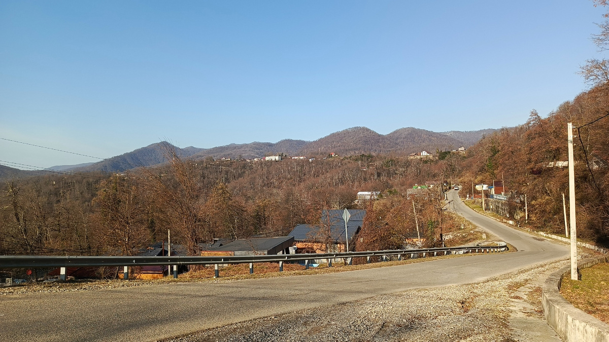 Это - Илларионовка, окружённая лесами и горами