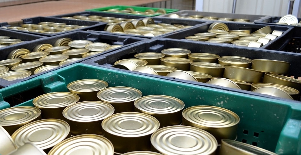 Подложили свинью: просроченную тушёнку нашли на свердловском заводе