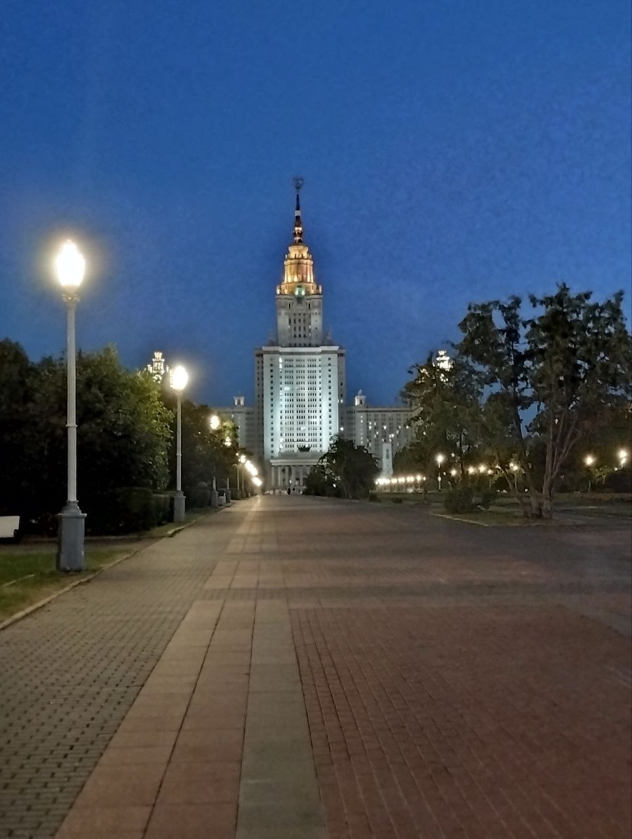 Здание МГУ в сумерках